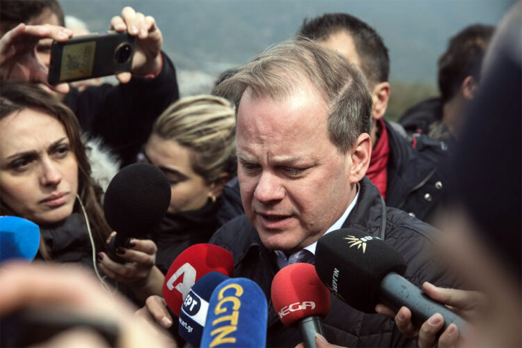 Ο Καραμανλής παραιτήθηκε, ο Μητσοτάκης όχι ακόμα