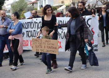 «Οι νεκροί μας τα κέρδη τους»: Δράσεις στις γειτονιές για το έγκλημα στα Τέμπτη (φωτό+βίντεο)