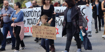 «Οι νεκροί μας τα κέρδη τους»: Δράσεις στις γειτονιές για το έγκλημα στα Τέμπτη (φωτό+βίντεο)