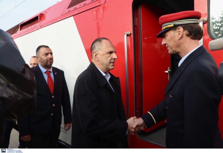 Με σόου πάνε να σβήσουν το έγκλημα στα Τέμπη