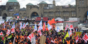 «Χειρόφρενο» στη Γερμανία από τη μεγαλύτερη απεργία δεκαετιών
