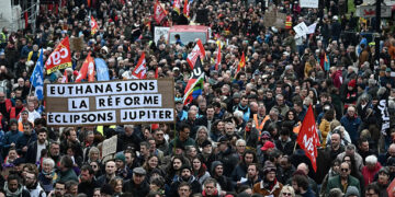 Ακόμα «καίνε» οι δρόμοι στη Γαλλία