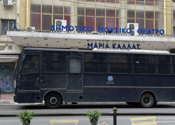 Βίαιη εκκένωση του κατειλημμένου θεάτρου «Ολύμπια» με δέκα συλλήψεις