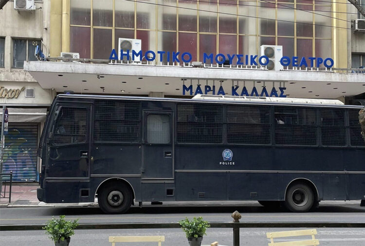 Βίαιη εκκένωση του κατειλημμένου θεάτρου «Ολύμπια» με δέκα συλλήψεις