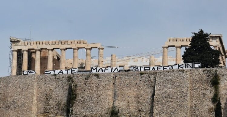 Κολωνός: «Σταυρώνουν» τη 12χρονη, δίνουν χάρη στο εγκληματικό κύκλωμα