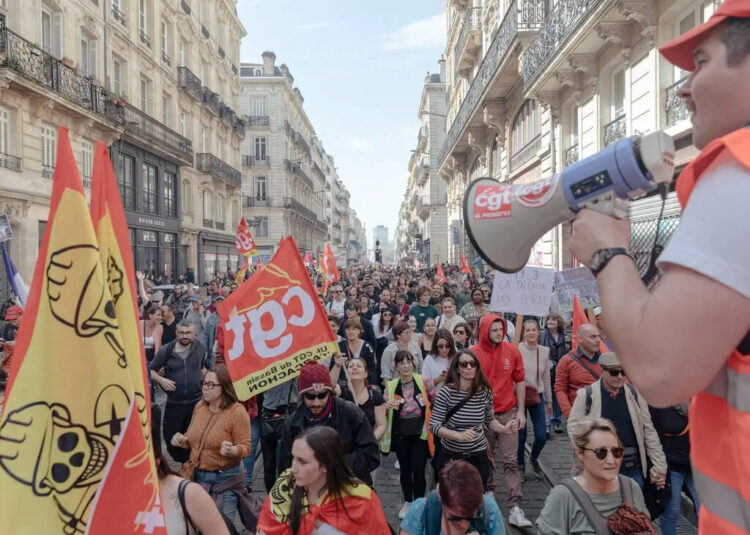 Γαλλία: Εργάτες και νεολαία κρατούν αναμμένη τη φλόγα της εξέγερσης