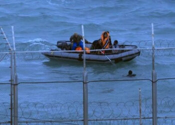 Πλωτός φράχτης σε όλο το Αιγαίο