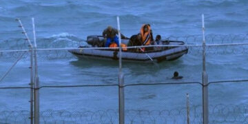 Πλωτός φράχτης σε όλο το Αιγαίο