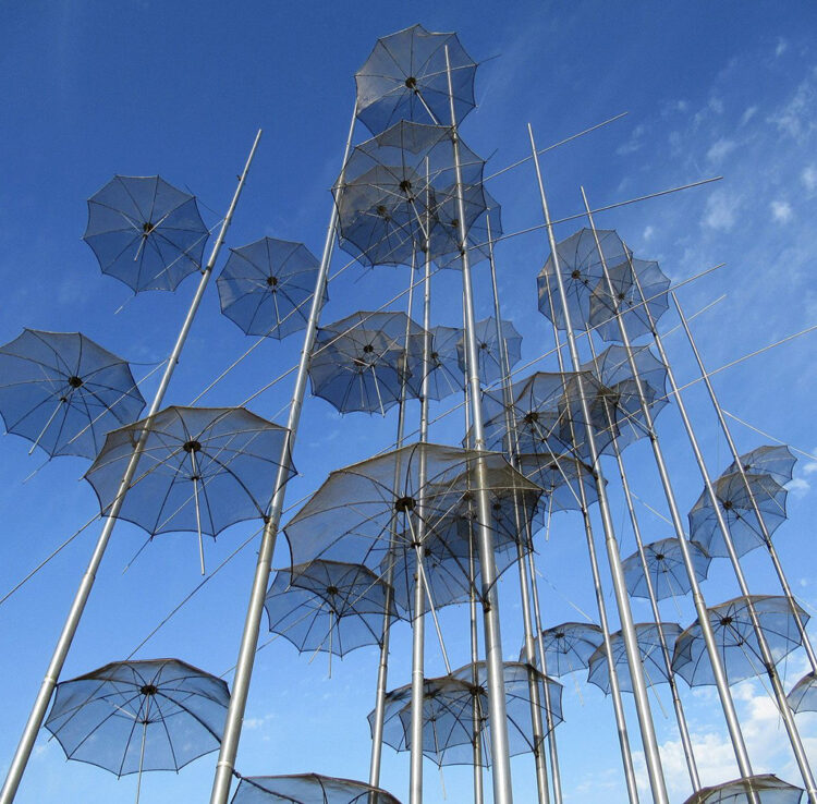 Οι ομπρέλες της παραλίας της Θεσσαλονίκης