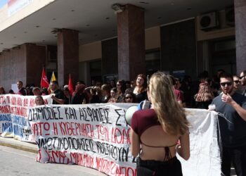 Εγκλημα στα Τέμπη: Συγκέντρωση πρωτοβάθμιων σωματείων – «Όχι άλλοι νεκροί για τα κέρδη τους»