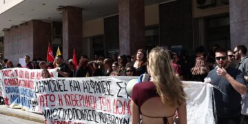 Εγκλημα στα Τέμπη: Συγκέντρωση πρωτοβάθμιων σωματείων – «Όχι άλλοι νεκροί για τα κέρδη τους»