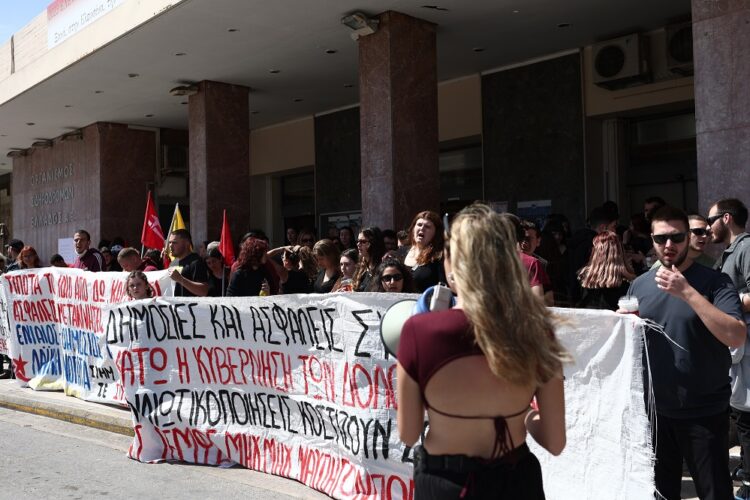 Εγκλημα στα Τέμπη: Συγκέντρωση πρωτοβάθμιων σωματείων – «Όχι άλλοι νεκροί για τα κέρδη τους»