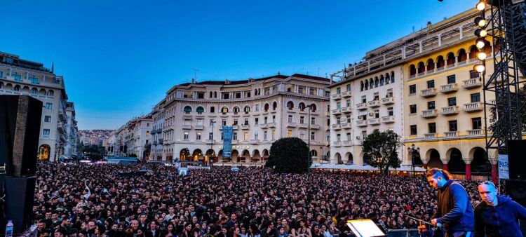 «Το νερό δεν πωλείται»! – «Βούλιαξε» η Θεσσαλονίκη στη μεγάλη συγκέντρωση -συναυλία (φωτο +βίντεο)