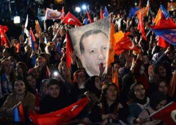 Εκλογές: Προβάδισμα Ερντογάν, σε μια βαθιά διχασμένη Τουρκία