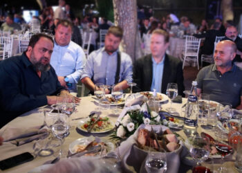 Προεκλογικά «δώρα» προς τους μιντιάρχες