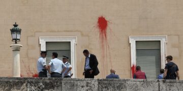 ΑΝΤΑΡΣΥΑ: Προκλητική η καταδίκη μελών του Ρουβίκωνα για μπογιές