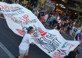 Ποτάμι αλληλεγγύης και οργής στην Αθήνα για τα θύματα της Πύλου (βίντεο)