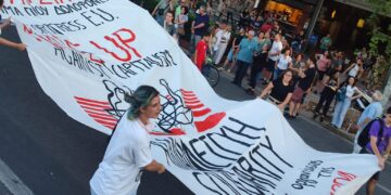 Ποτάμι αλληλεγγύης και οργής στην Αθήνα για τα θύματα της Πύλου (βίντεο)