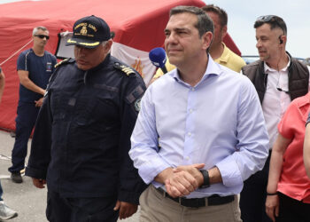 Ο Τσίπρας επιβλέπωντας στρατόπεδο συγκέντρωσης μεταναστών, στα χρόνια που ήταν πρωθυπουργός.