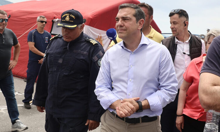 Ο Τσίπρας επιβλέπωντας στρατόπεδο συγκέντρωσης μεταναστών, στα χρόνια που ήταν πρωθυπουργός.