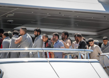 Έκθετοι κυβέρνηση,  λιμενικό και Frontex