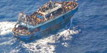 Το καράβι με τους πρόσφυγες στην Πύλο