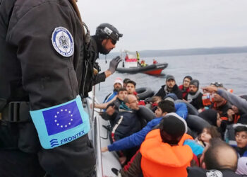 Φωτογραφία μεπροσωπικό της Frontetx πάνω από λέμβο με πρόσφυγες