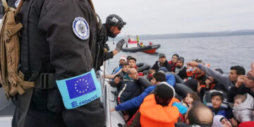 Φωτογραφία μεπροσωπικό της Frontetx πάνω από λέμβο με πρόσφυγες