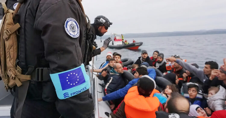 Φωτογραφία μεπροσωπικό της Frontetx πάνω από λέμβο με πρόσφυγες