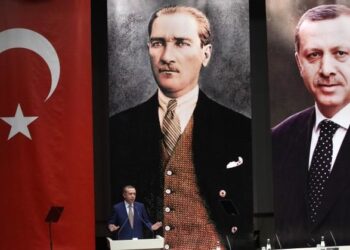 Κολάζ με την Τουρκίκή σημαία, τον Κεμάλ και τον Ερντογαν