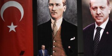 Κολάζ με την Τουρκίκή σημαία, τον Κεμάλ και τον Ερντογαν