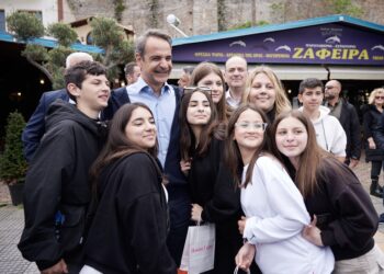 Κολακεία των νέων και χειραγώγησή τους