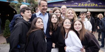 Κολακεία των νέων και χειραγώγησή τους