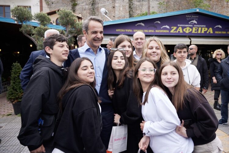 Κολακεία των νέων και χειραγώγησή τους