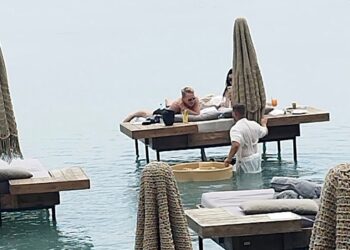 «Σκάσε και κολύμπα»! Με αφορμή τον σερβιτόρο-κολυμβητή