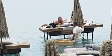 «Σκάσε και κολύμπα»! Με αφορμή τον σερβιτόρο-κολυμβητή