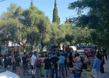 Πατήσια: Αστυνομικοί έσπασαν την πόρτα για να ξεσπιτώσουν οικογένεια μέσα στον καύσωνα  