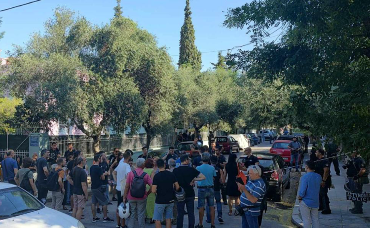 Πατήσια: Αστυνομικοί έσπασαν την πόρτα για να ξεσπιτώσουν οικογένεια μέσα στον καύσωνα  