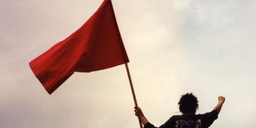 Άνδρας με κόκκινη σημαία