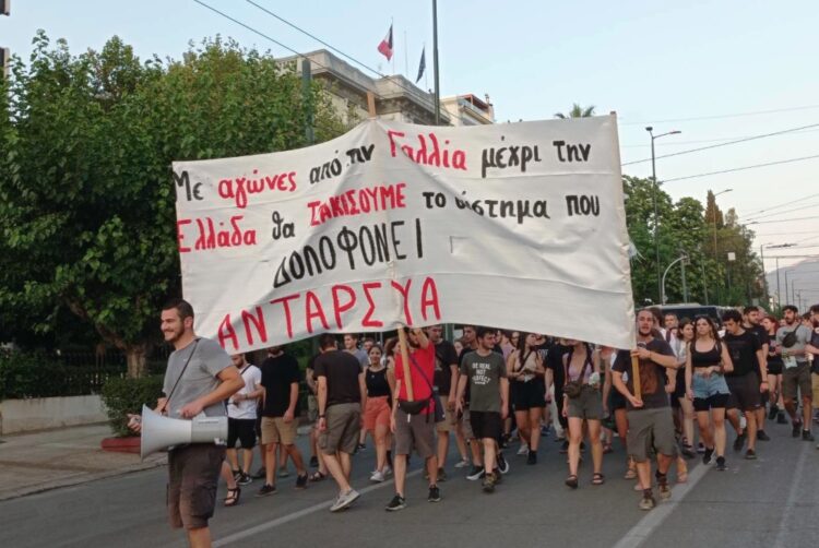 Μαζικές συγκεντρώσεις αλληλεγγύης στον λαό και την εξεγερμένη νεολαία της Γαλλίας