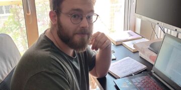 Aντριάν Εσπάνια Ερρέρα: Το Sumar είναι «προϊόν»  της διαπάλης στην Αριστερά