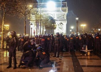 Άγρια καταστολή και φασισμός  στο οπλοστάσιο του Μακρόν