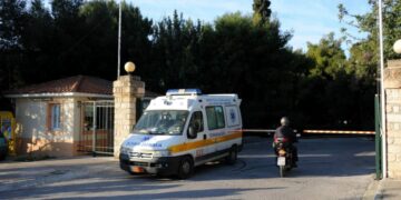 Αποκάλυψη: «Αρχαίο» ασθενοφόρο γεμάτο ασθενείς ανεφλέγη στην πύλη του Δρομοκαΐτειου