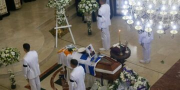 Φέρετρα τυλιγμένα με σημαίες