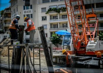 Καύσωνας: Δεκάδες καταγγελίες για εργασία υπό 40 βαθμούς