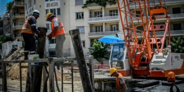 Καύσωνας: Δεκάδες καταγγελίες για εργασία υπό 40 βαθμούς