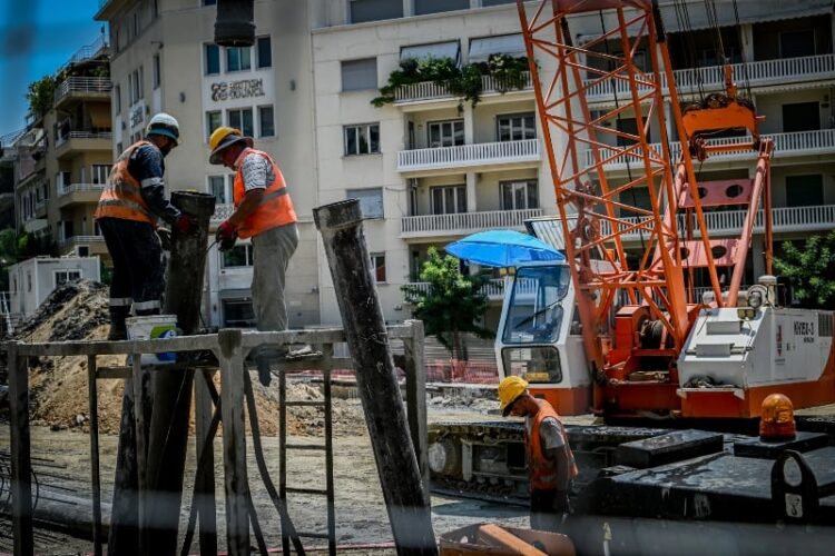 Καύσωνας: Δεκάδες καταγγελίες για εργασία υπό 40 βαθμούς