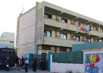 Εισβολή της ΕΛΑΣ στο καμπ στο Λαύριο, βίαιη απομάκρυνση των Κούρδων- Συγκέντρωση στα Προπύλαια σήμερα στις 5 μ.μ