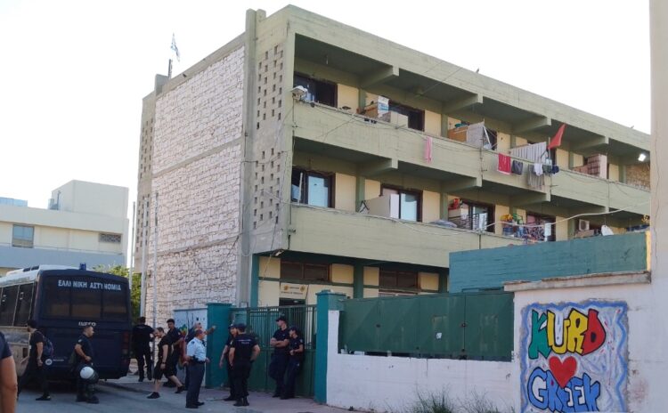 Εισβολή της ΕΛΑΣ στο καμπ στο Λαύριο, βίαιη απομάκρυνση των Κούρδων- Συγκέντρωση στα Προπύλαια σήμερα στις 5 μ.μ