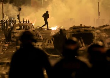 Περισκόπιο:  Συγκλονίζει τη Γαλλία η «εξέγερση των 17χρονων»